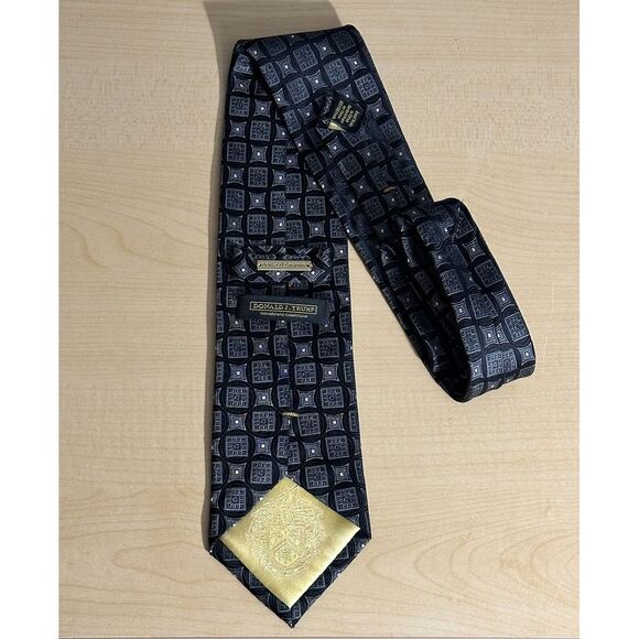 DONALD J TRUMP NECKTIE SIGNATURE COLLECTION Black Geometric‎ Silk Gold Bar - Picture 1 of 5